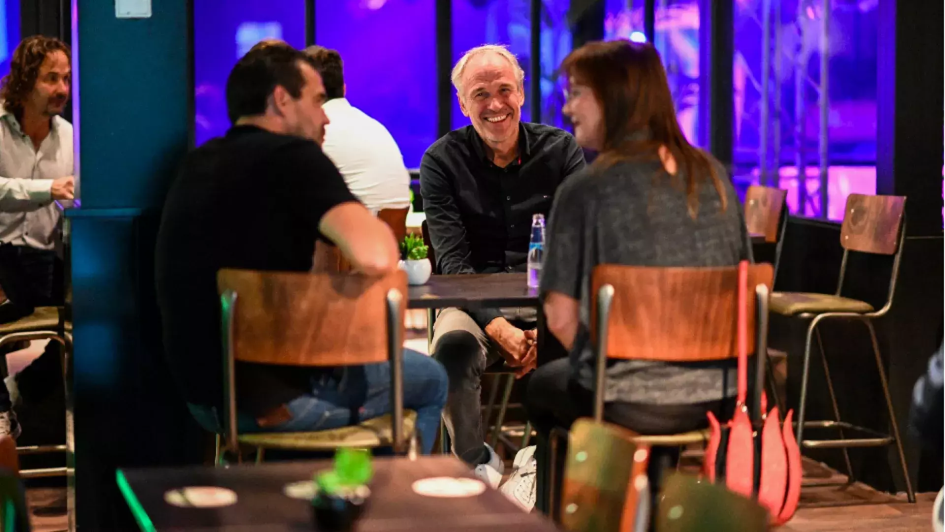 ontmoeting tussen collega's in H20 Lounge Café