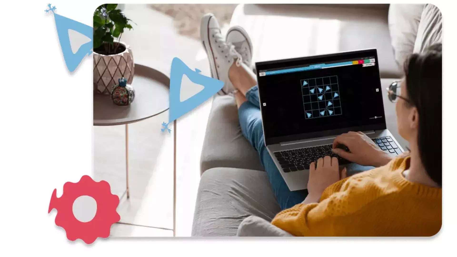 vrouw zit op bank met laptop op schoot en speelt de NeurOlympics Games